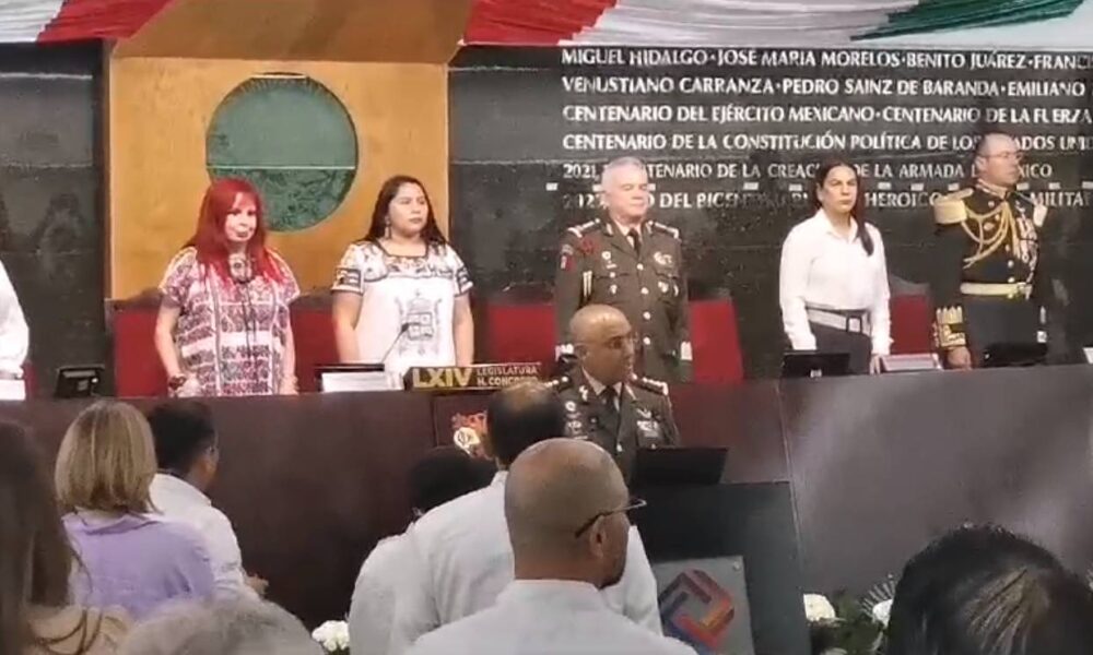 Heroico Colegio Militar Al Muro De Honor Con Letras Doradas Del Pleno