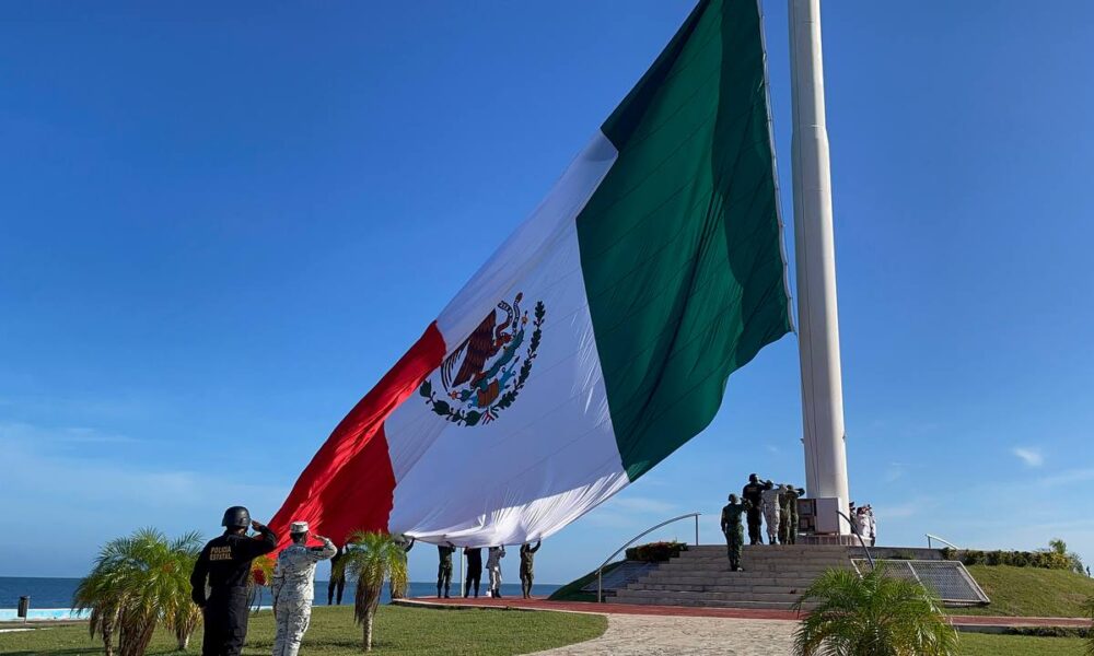 Homenaje a la Bandera Mexicana todos los domingos del mes patrio